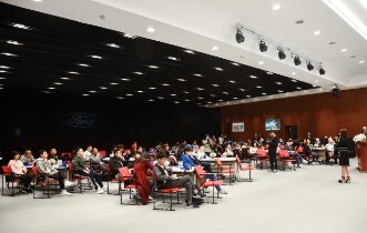 近百个重庆家庭和参与了福特安全驾驶训练营，学习安全驾乘的知识与技能